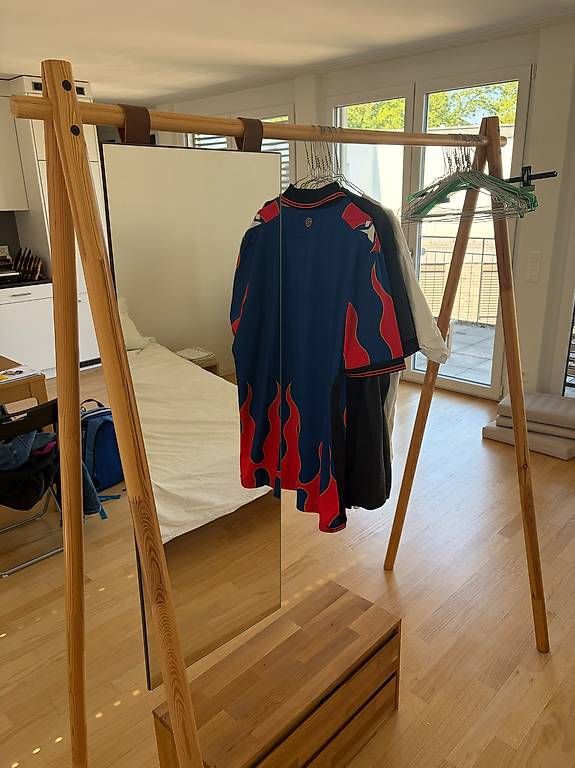 Garderobe: Solid Wood Freestanding Clothes Rack / Wardrobe – Gebraucht aus Basel von mat_x9yq 3