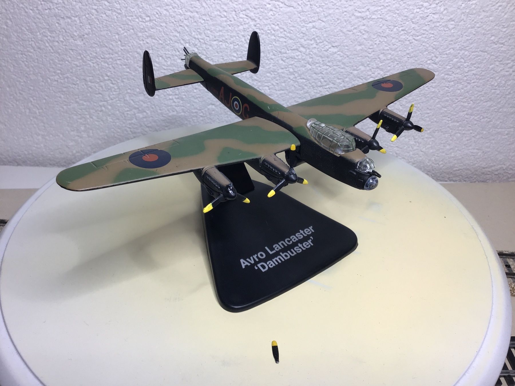 Kit di modellismo & Modellini statici: Avro Lancaster Modellflugzeug "Dambuster" 1:144 – Difettoso da Männedorf venduto da Modell-Spezialisten 1