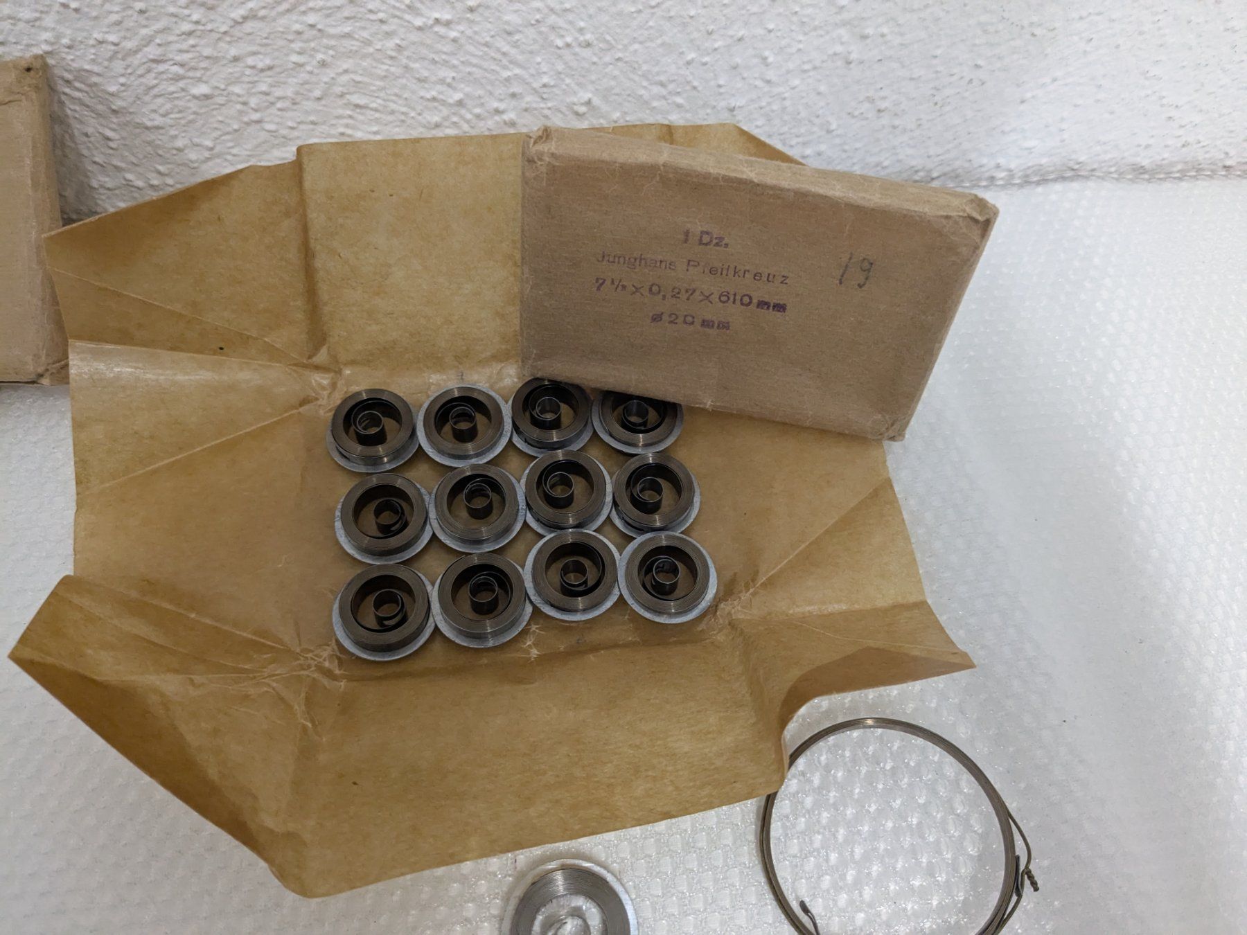 Orologi: Aufzugsfedern Diverse Grössen – Usato da Weinfelden venduto da blaukreuz_brocki_TG 2