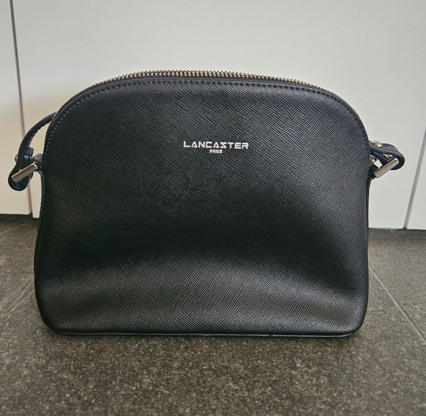 Lancaster Taschen für Damen: Sac Lancaster en cuir noir – Gebraucht aus Bussigny von niwa_mikan