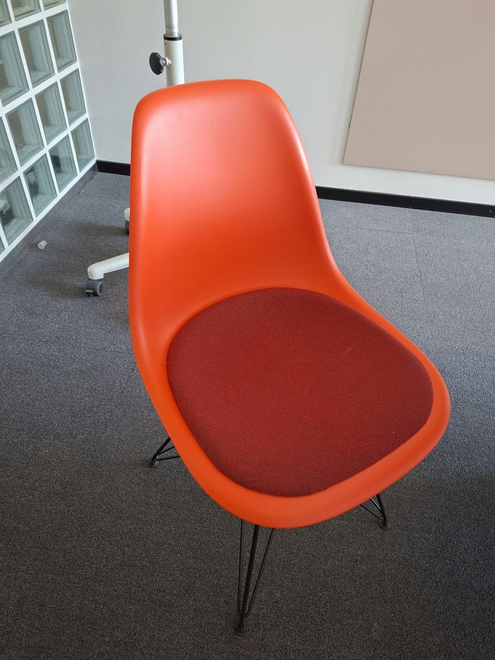 Vitra Sedie: Vitra Eames Plastic Side Chair DSR, Hellrot – Usato da Affoltern am Albis venduto da Zapro
