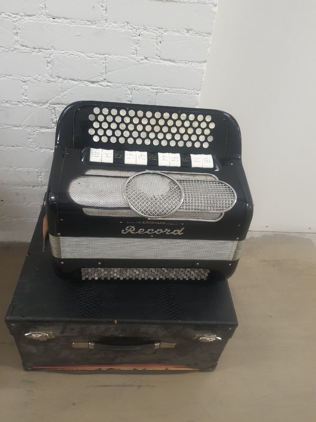 Record Instruments de musique: accordéon Record 4 voix  – D'occasion à Pont-de-la-Morge par Mirabelle0 1