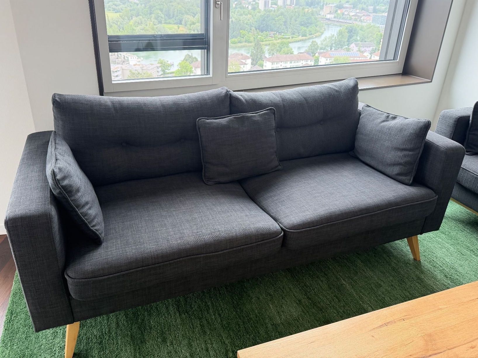 Maisons du monde Sofas: Sofa 3-Sitzer dunkelgrau Stoff modern – D'occasion à Dietikon par doo12
