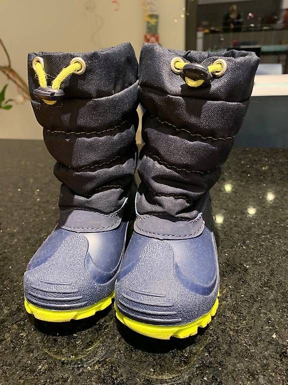 Scarpe per ragazzi: Winterstiefel Grösse 24 – Usato da Wettingen venduto da Suzanne015