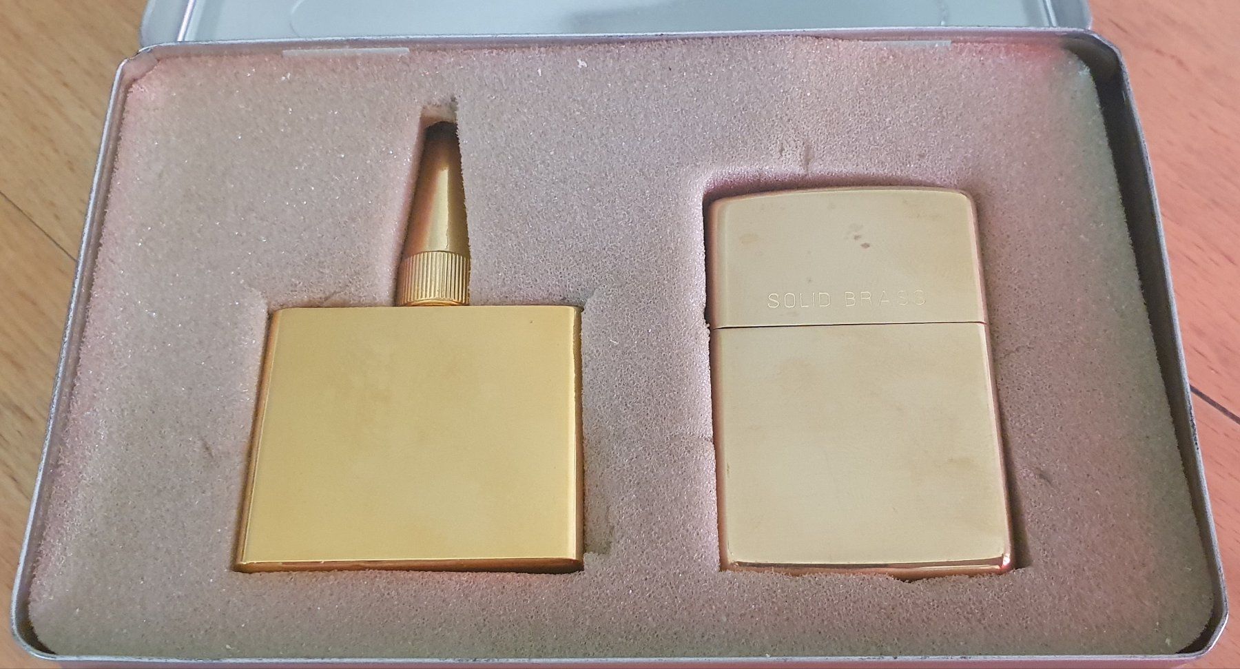 Zippo Accendini: Zippo Solid Brass Set 1994 mit Flasche & Tin NOS – Nuovo (secondo la descrizione) da Bern venduto da Llu