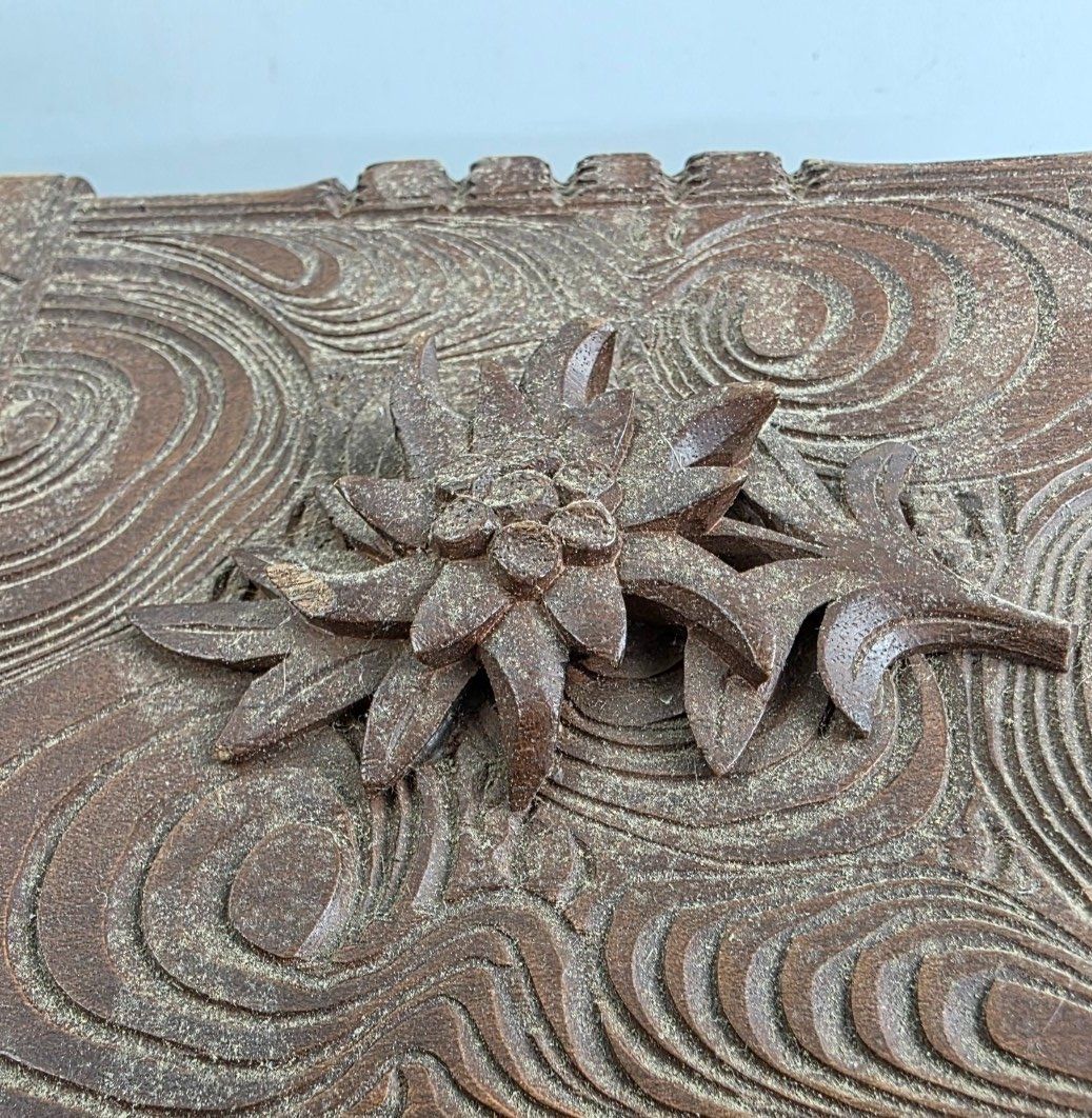 Cassapanche: Rustikale Holzschatulle mit Edelweiss-Schnitzerei – Usato da Flums venduto da Flumsantik 5