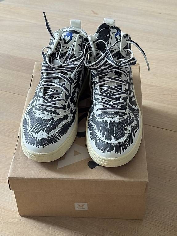 Scarpe da uomo: Ungetragene Veja Marni Leder Sneakers – Usato da Basel venduto da DanWa