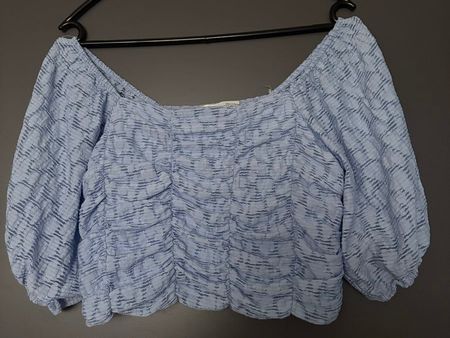 hellblaues top