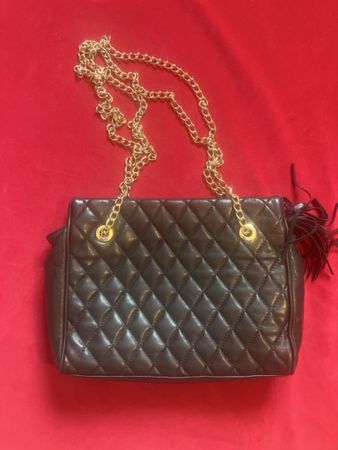 Leder Handtasche schwarz mit Goldkette 