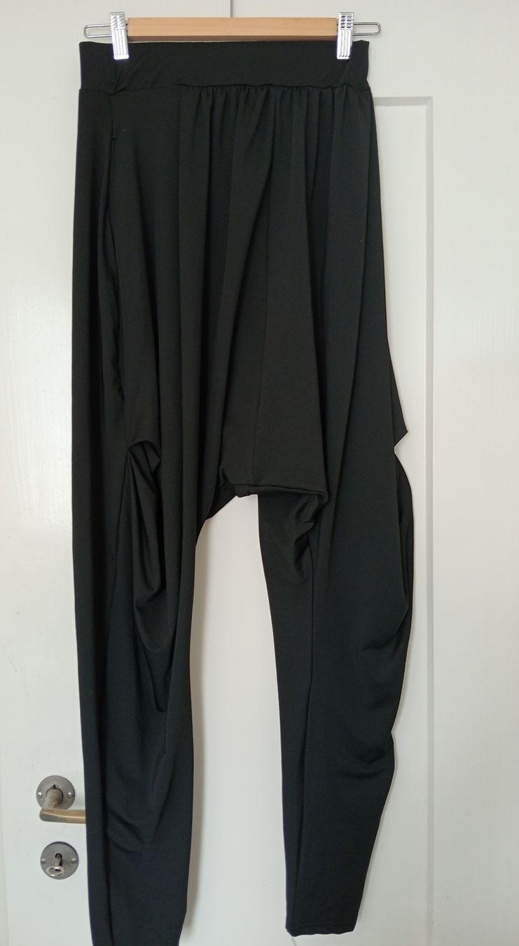 Pantaloni: Haremshose schwarz, Drop Crotch mit 2 Taschen, Gr. S – Usato da Allschwil venduto da Evgeniia78