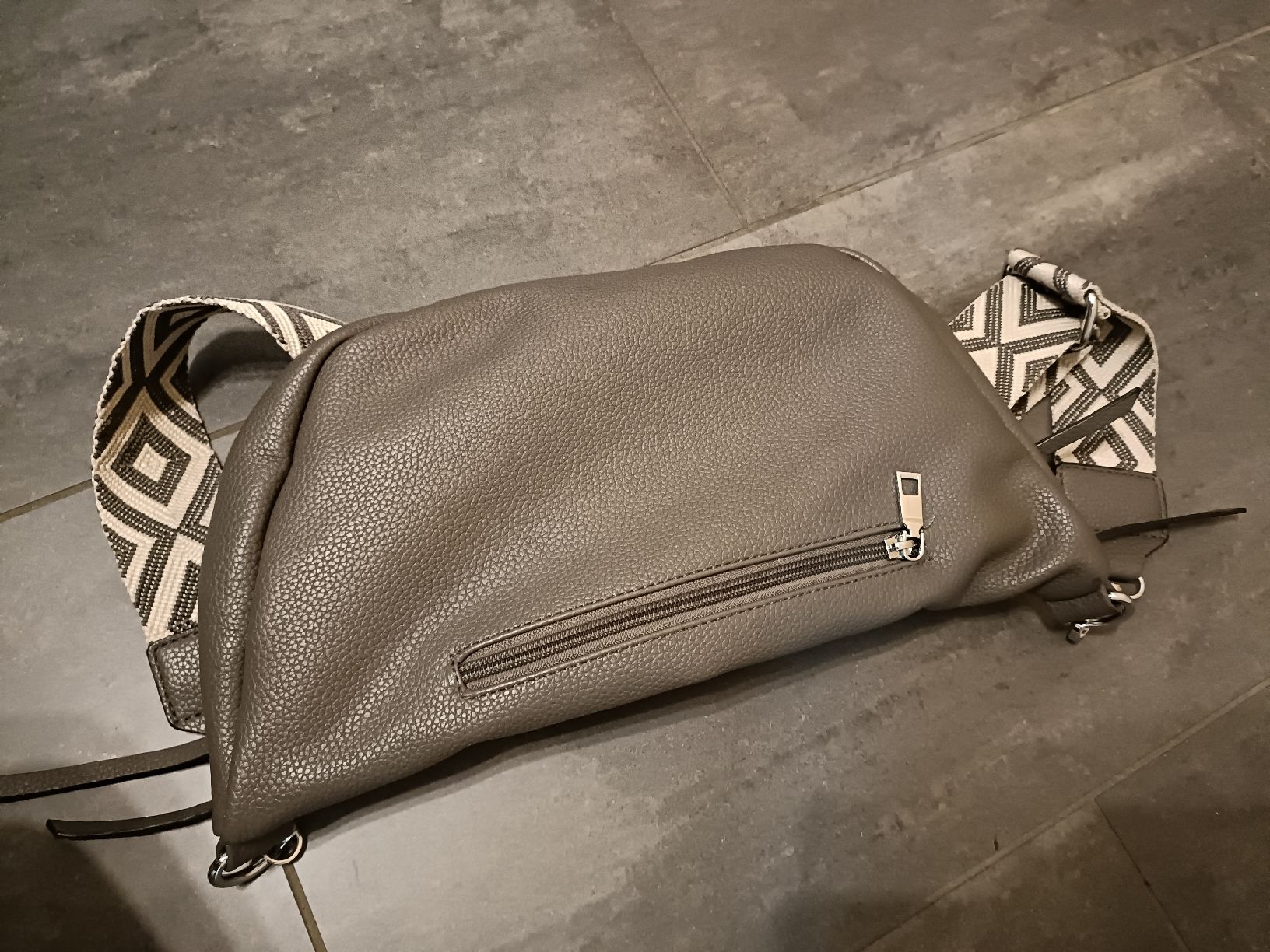 Taschen für Damen: Tasche  - Umhängetasche modern – Neu (gemäss Beschreibung) aus Gossau SG von scania1509