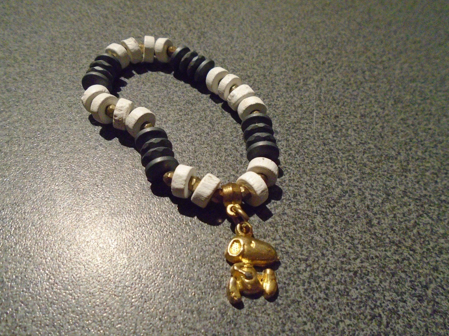 Bracciali & Braccialetti: Armband weiss/grau, Anhänger Snoopy – Usato da Zürich venduto da abraxas1291