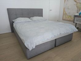 Graues Boxspringbett (160x200cm) inkl. Topper