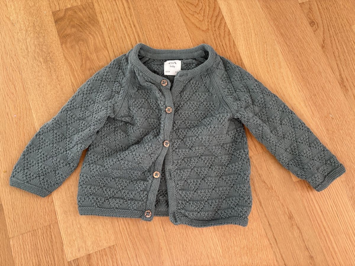 C&A Giacche & Cappotti: Süsse Strickjacke Gr. 62 – Nuovo (secondo la descrizione) da Remetschwil venduto da est_zk69