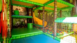 FunBox Indoorspielplatz, Bällebad, Rutsche, Kletterstruktur