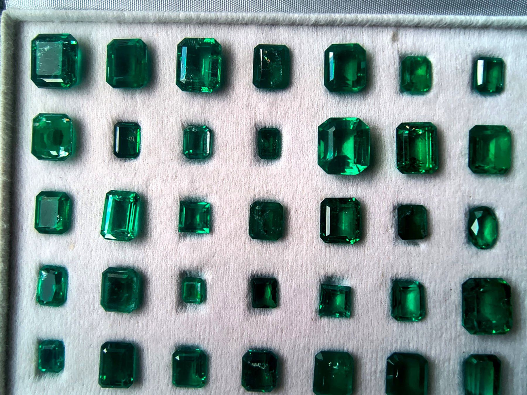 Pietre preziose: Smaragd-Triplette Set 238,53 ct, verschiedene Schliffe – Nuovo e nell'imballaggio originale da Berlingen venduto da Herzmensch 1