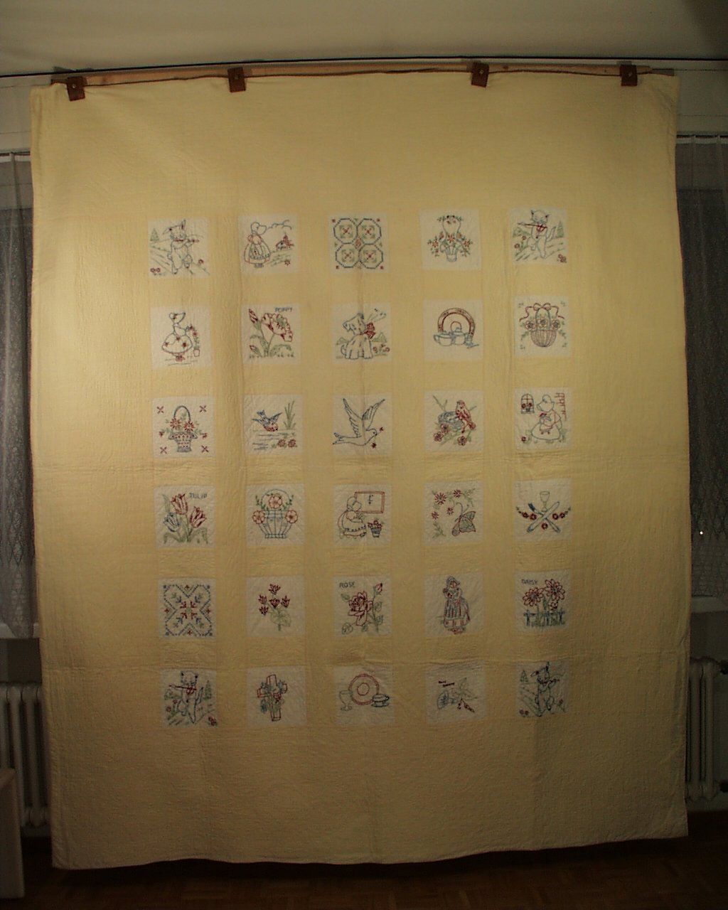 Decken: Antique Quilt Kittens embroidered yellow – Gebraucht aus Rudolfstetten von Bungur