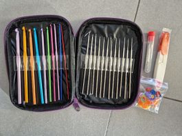 Etui mit Häkelnadeln und Utensilien