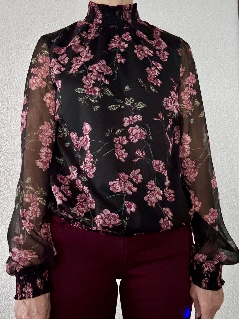 Vero Moda Chemisiers: Bluse mit Blumenmuster, Grösse S – D'occasion à Montlingen par timolino12