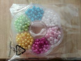 Kunststoffperlen Perles Blumenbox bunt mit Faden