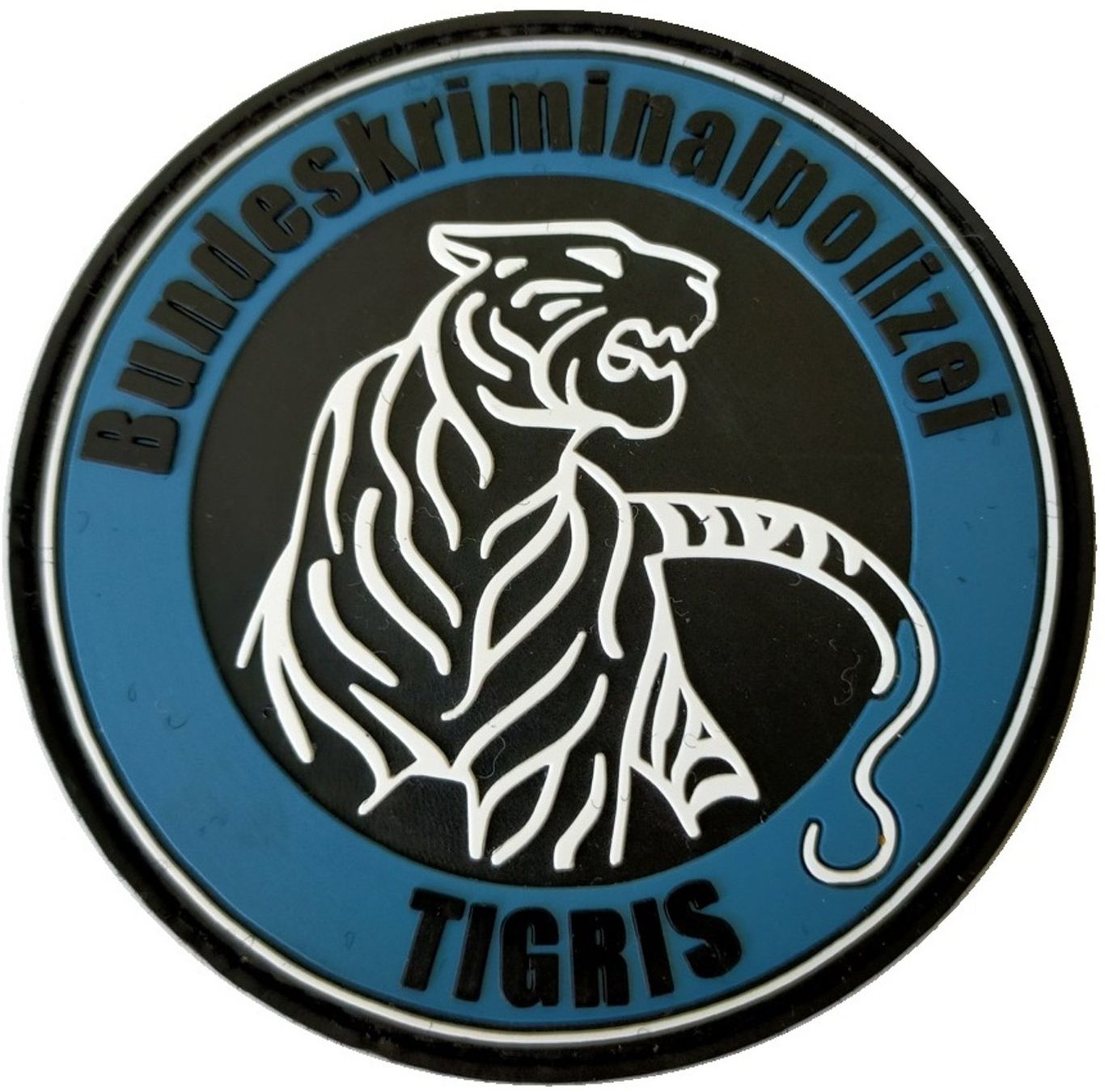 Swiss Placchette & Badge: TIGRIS Abzeichen Bundeskriminalpolizei mit Klett – Nuovo e nell'imballaggio originale da Emmenbrücke venduto da F.ingl-1947