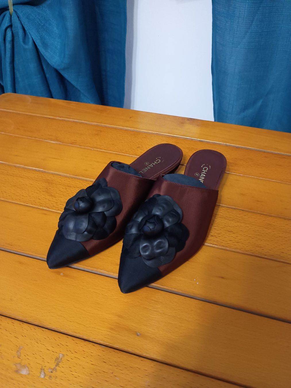 Chanel Scarpe da donna: Ciabatta Chanel bordeaux con fiocco – Nuovo (secondo la descrizione) da Chiasso venduto da marco704763
