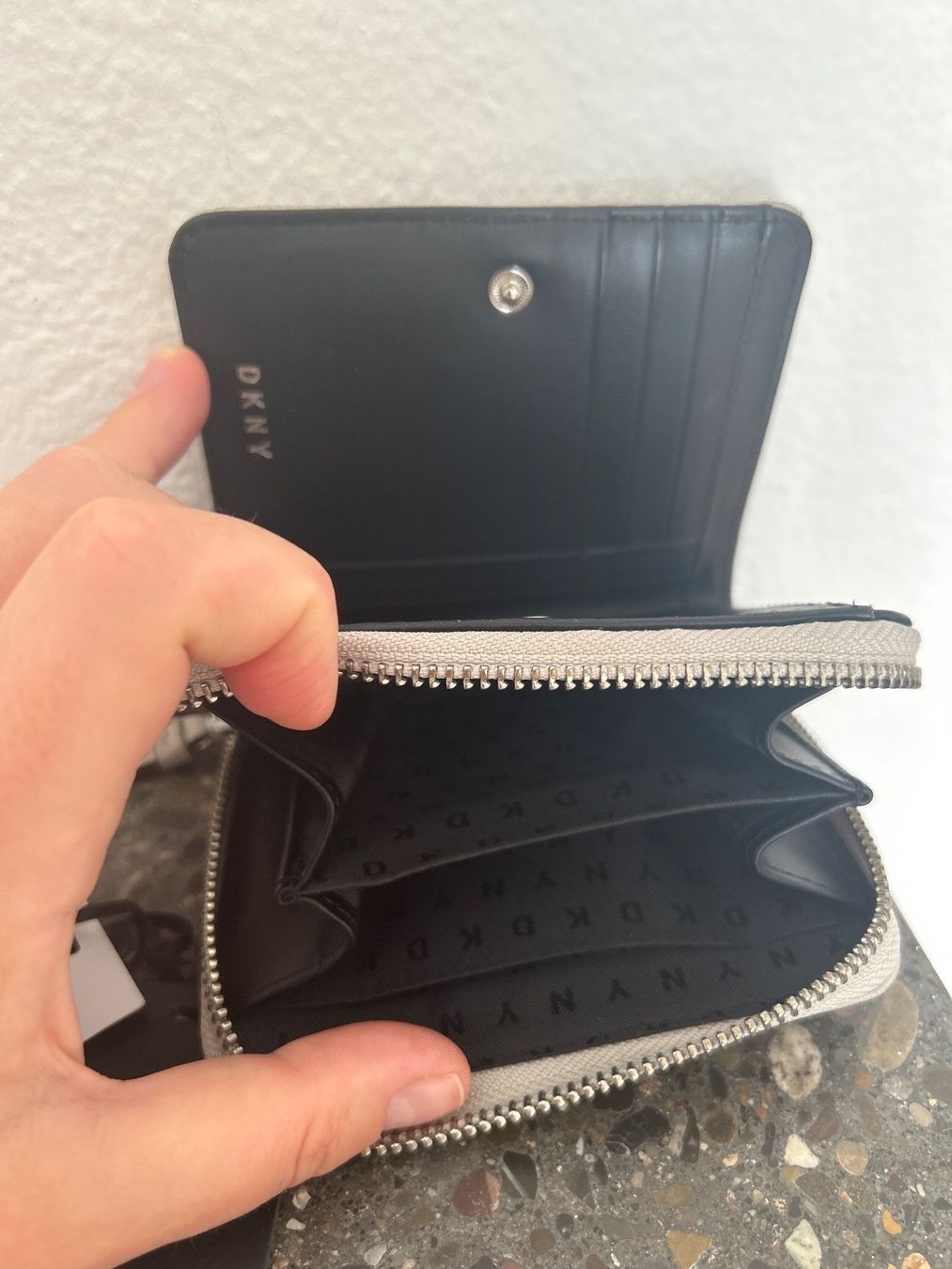 DKNY Portemonnaie: DKNY Barbara SM Carryall Liegt Gray – Neu (gemäss Beschreibung) aus Zumikon von Valeri79 4
