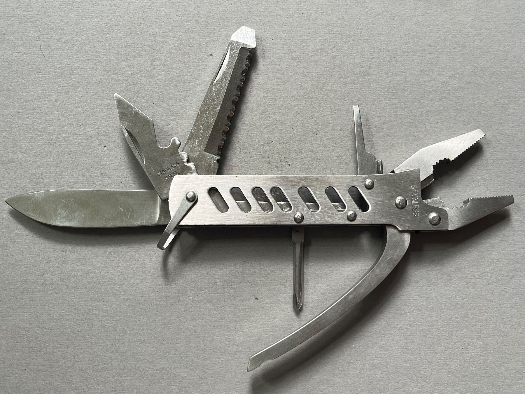 Tous les outils: Neuwertiges Multitool mit Etui – Neuf (Voir description) à Zürich par FV.vintage 1