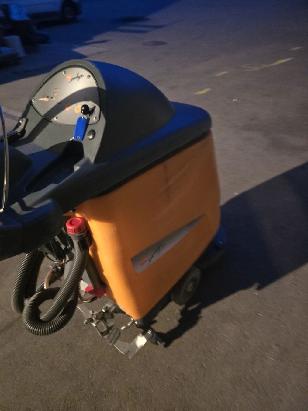 Toutes les machines: Taski 750B Scheuersaugmaschine defekte Batterie – Défectueux à Oberengstringen par Flore.76 2