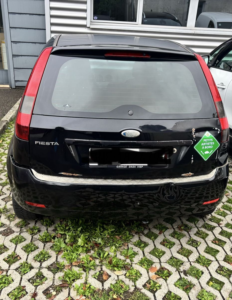 Ford Fiesta noir occasion avec traces d'usure et rayures (Gebraucht) in ...