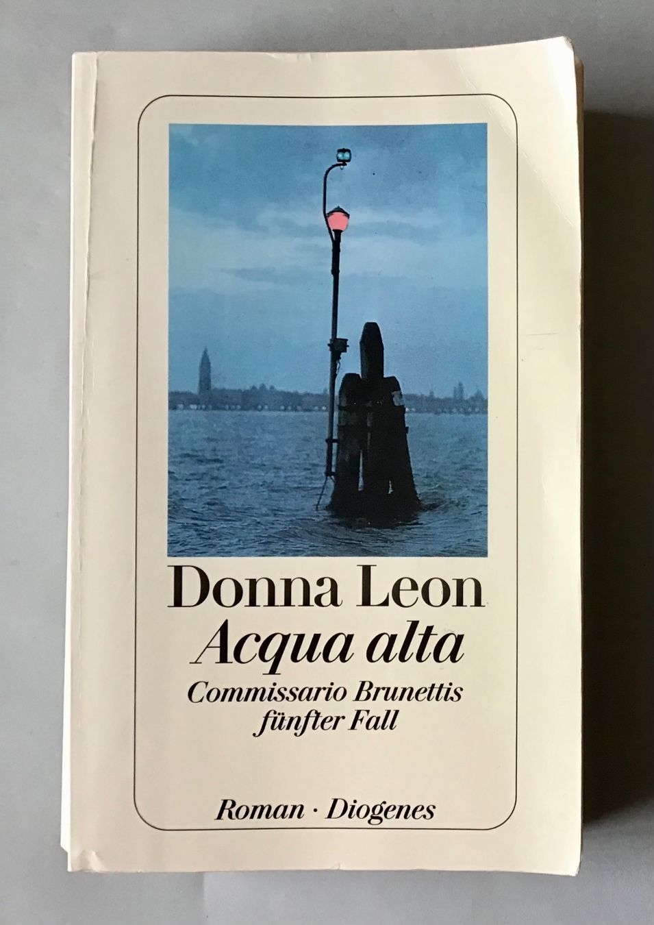 Libri: Commissario Brunetti, Donna Leon: Acqua alta - Fall 5 – Usato da Bubendorf venduto da Alpenheidi