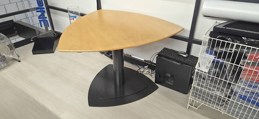 Tavoli: Massiver Büro Tisch – Usato da Geroldswil venduto da Car-HiFi-Performance