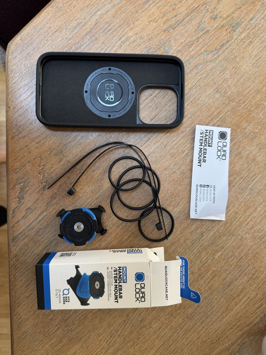Quad Lock Covers & Schutzfolien: QuadLock - coque iPhone 15pro – Neu und originalverpackt aus Morges von alice.marie 1