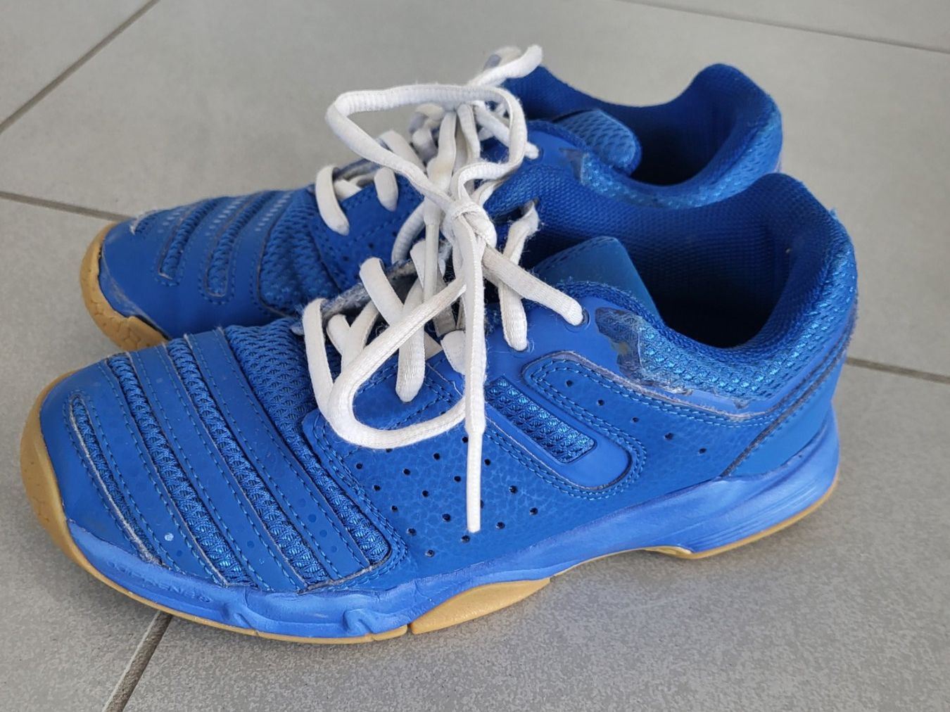 Adidas Schuhe für Jungen: Adidas Hallenschuhe gr. 32 – Gebraucht aus Boswil von i12i