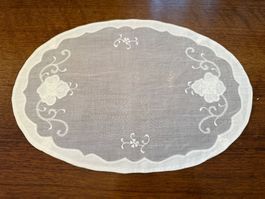 Ovales Deckchen weiss mit Stickerei 36 x 25 cm neuwertig
