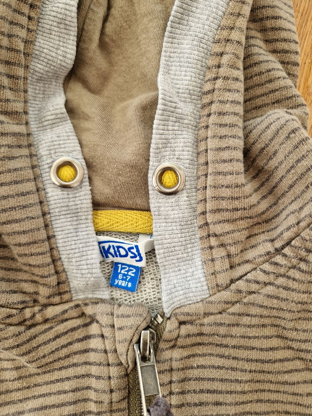Maglioni & Felpe: Kapuzenpullover Kids Grösse 122 – Usato da Eschenbach SG venduto da SanFranciscoCalifornia 1