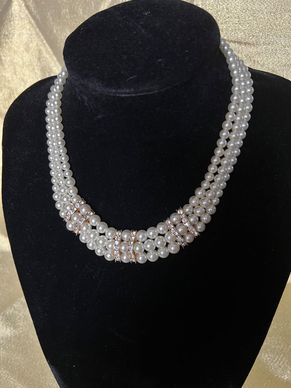 Perlen (unechte): Collier de perles vintage à trois rangs - Élégant! – Gebraucht aus Bulle von paular