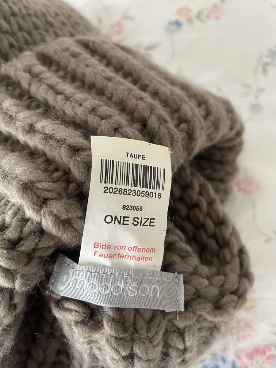 Copricapi, berretti & cappellini: Knitted Beanie Hat with PomPom - One Size - Winter! – Usato da Bazenheid venduto da hat_96 1