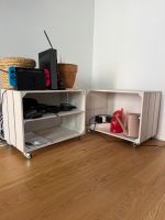 Zwei Holzkisten auf Rollen weiss