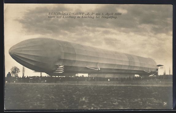 Cartoline postali: AK Zeppelin am Boden mit Menschenmenge – Usato da Berlin venduto da bartko-reher