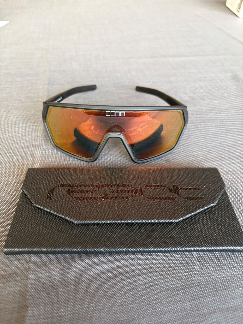 Brillen & Gläser: React Optray Rev Sonnenbrille (Regular Size) ruby/black – Gebraucht aus Besenbüren von tshirt 1