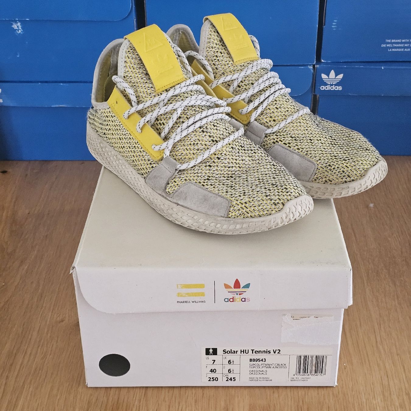 Adidas Scarpe da uomo: Adidas hu Pharrell Williams jaune taille 40 – Usato da rolle venduto da Noma-collectible