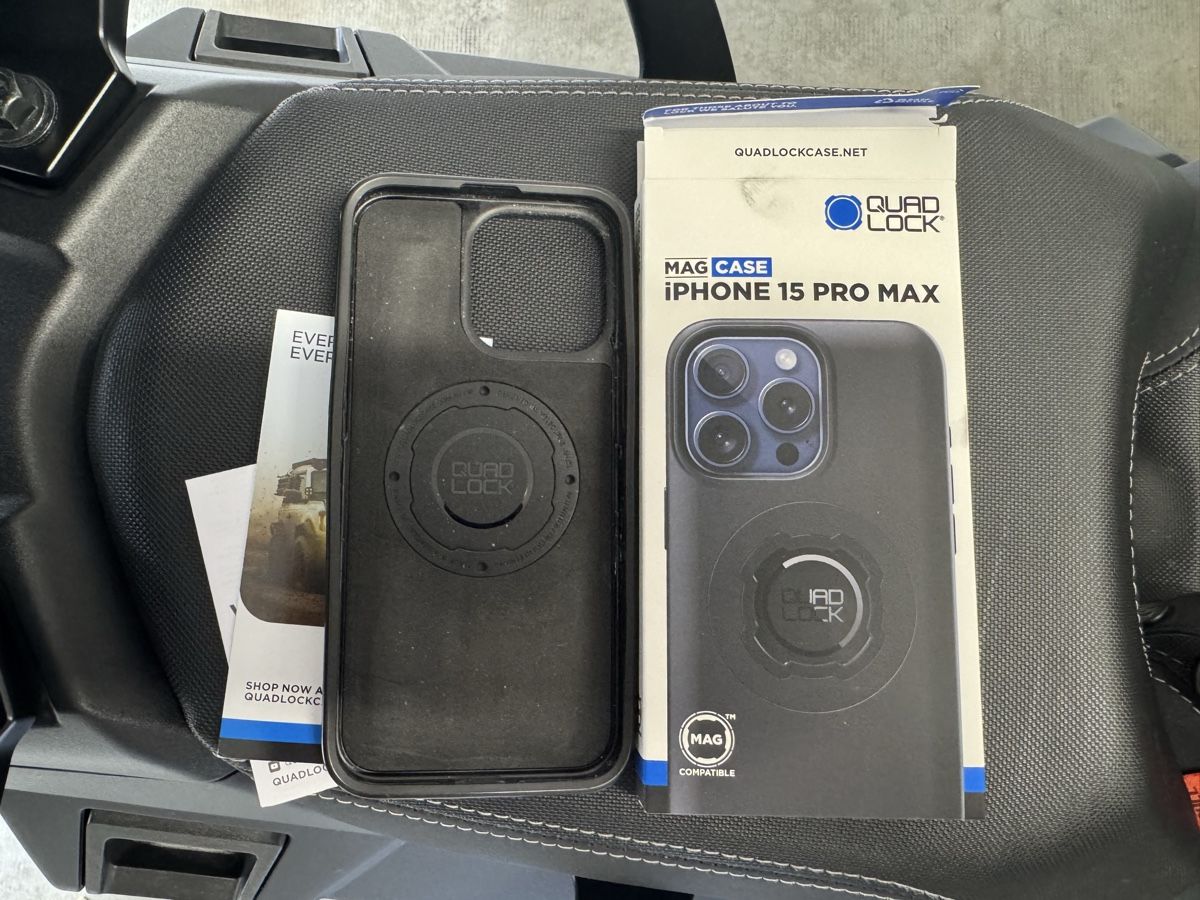 Quad Lock Cover & Protezioni schermo: Coque Quad Lock Mag pour iPhone 15 Pro Max neuve – Usato da Lausanne venduto da Flamursh
