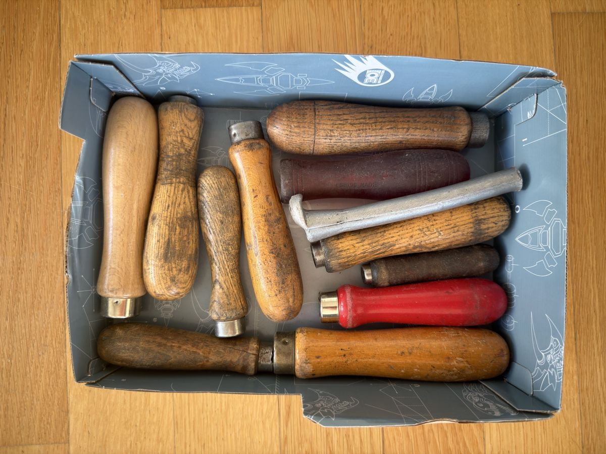 Swiss Tutti gli attrezzi: Vintage Wood Chisel Handle Lot - Assorted Sizes, Styles – Usato da Reinach AG venduto da Rousseau_J