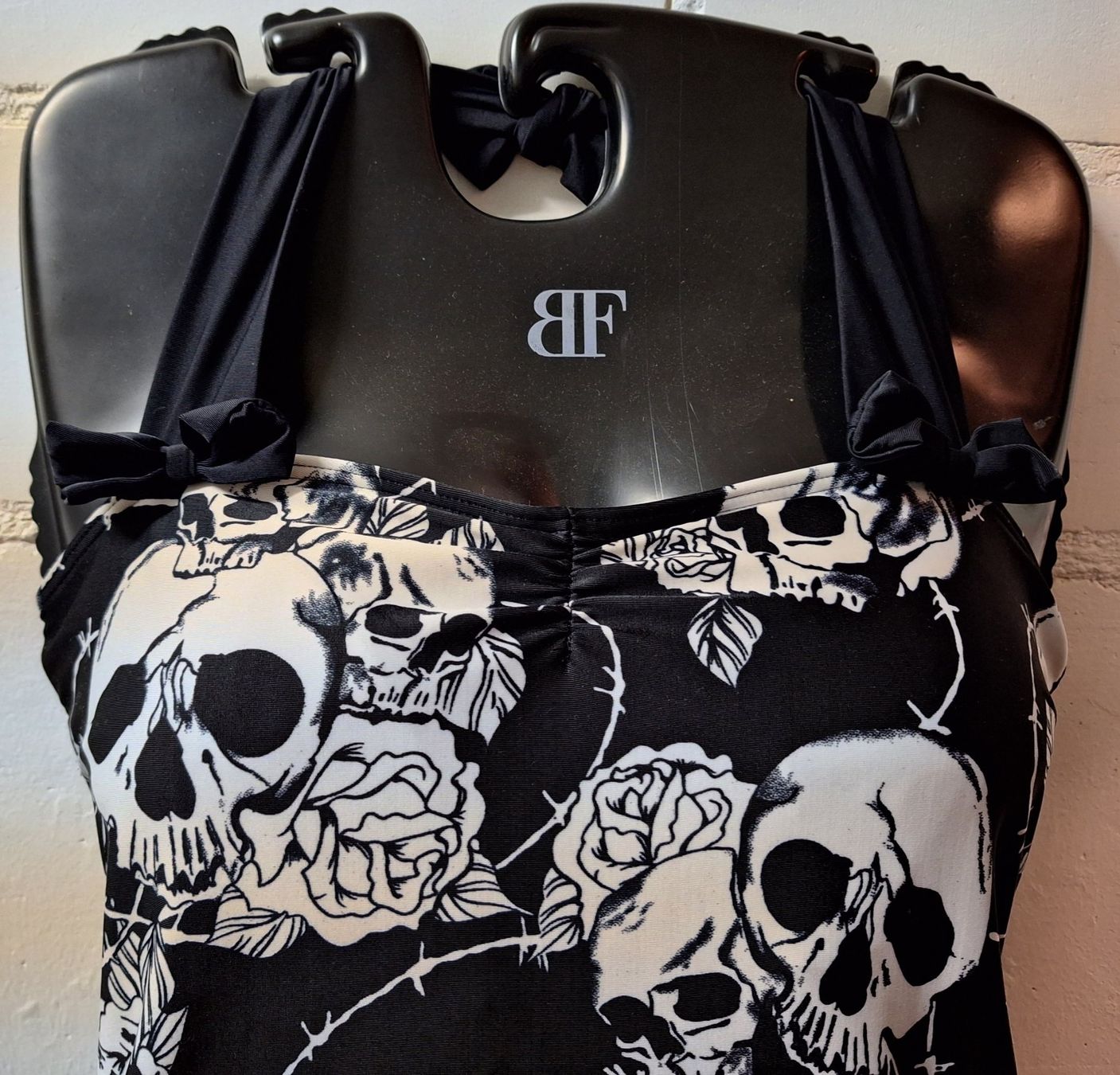 Costumi da bagno & Bikini: Skull Badekleid / EMP Grösse L / Neckholder schwarz – Usato da Muri AG venduto da Edlerweiss 1