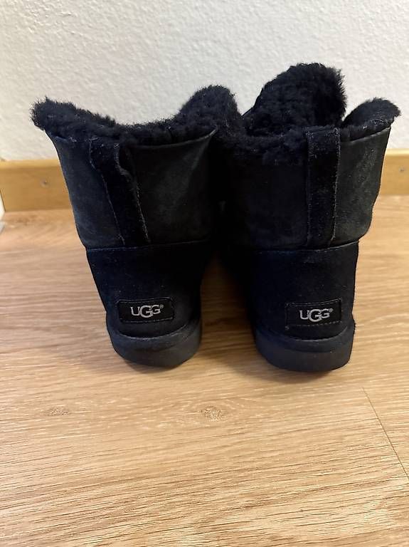 Chaussures femmes: UGG WINTERSTIEFEL SCHWARZ – D'occasion à Winterthur par fij_f65r 1