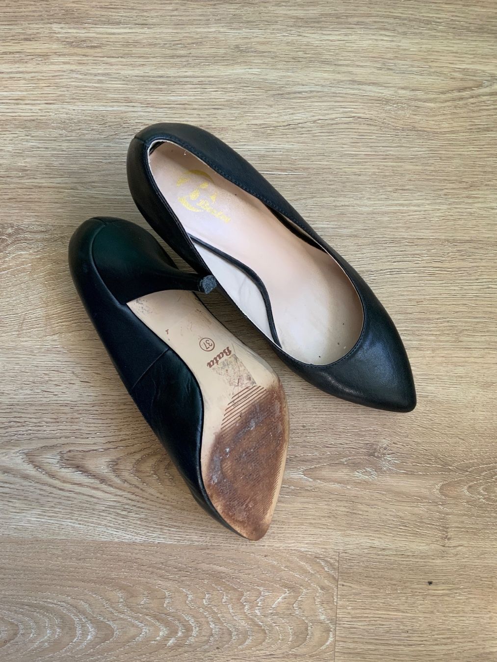 Scarpe da donna: Leder-Pumps von Bata schwarz 37 – Usato da Schaffhausen venduto da Minzli380 1