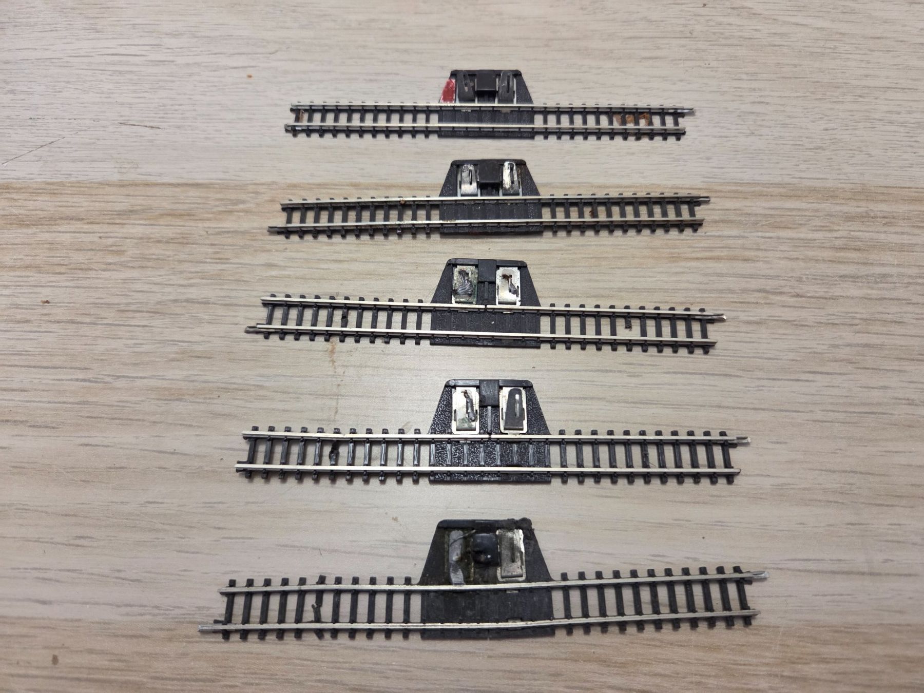 Märklin Modellini di ferrovie: Märklin 5 x 8590 Schaltgleis Z – Usato da St-Aubin-Sauges venduto da Lo_Go