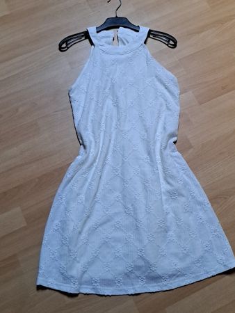 Sommerliches, ärmelloses, weisses Kleid mit Blumenmuster