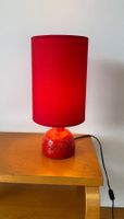 Vintagelampe mit rotem Keramikfuss